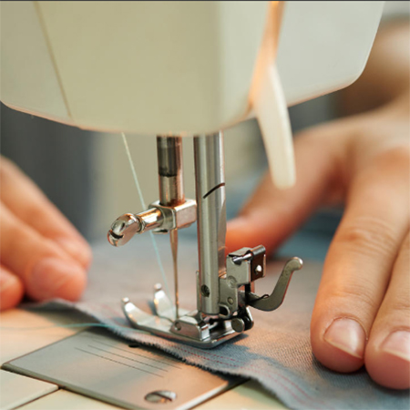 Función práctica en máquinas de coser industriales: cortahilos automático